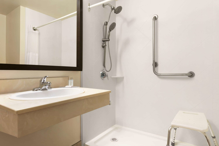 Bathroom 4, Travelodge Suites by Wyndham Moncton, Westmorland