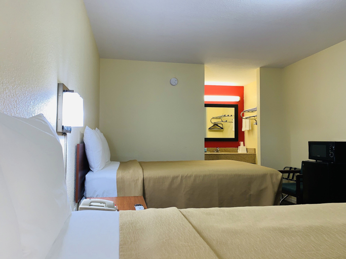 Bedroom 4, Suite 16 Motel, Sequoyah