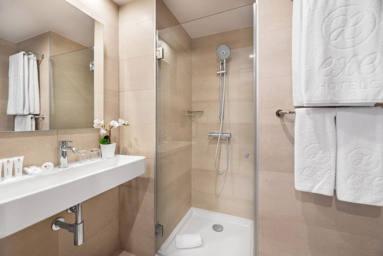 Bathroom 4, Dorma Saldanha, Lisbon