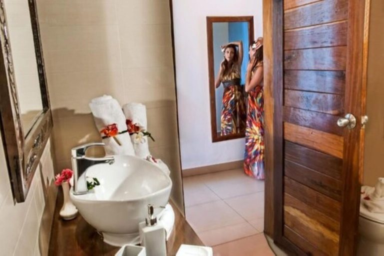 Bathroom 5, My Blue Hotel, Kaskazini 'A'