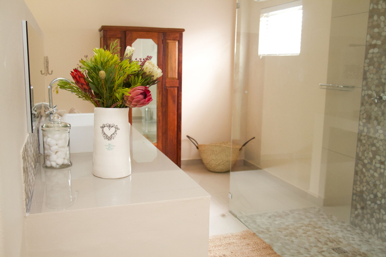 Bathroom 4, Paarl Nuwerus Lodge, Cape Winelands