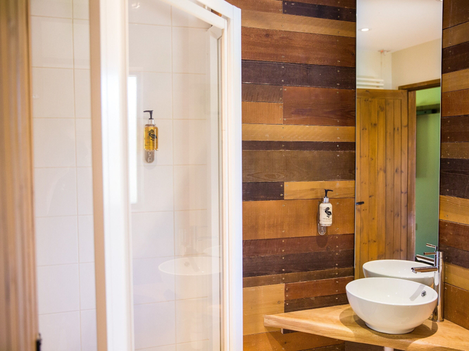 Bathroom 3, The Bull Inn Pub, West Berkshire