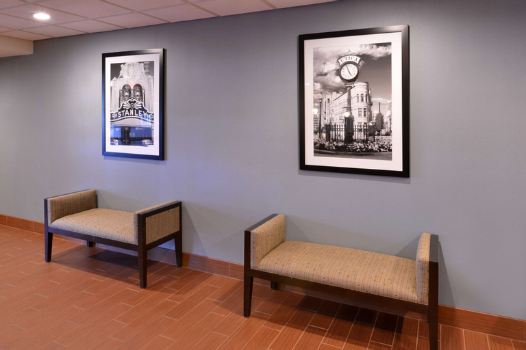 Public Area 2, Hampton Inn Utica, Oneida