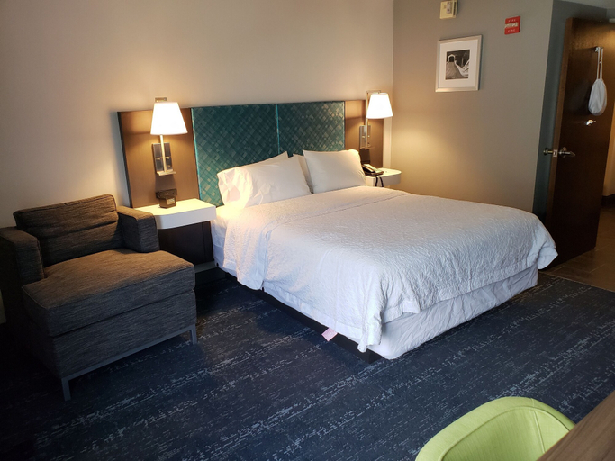 Bedroom 2, Hampton Inn & Suites Newtown, Bucks