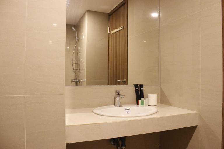 Bathroom 2, Convenient Studio Room Galeri Ciumbuleuit 3 Apartement, Bandung