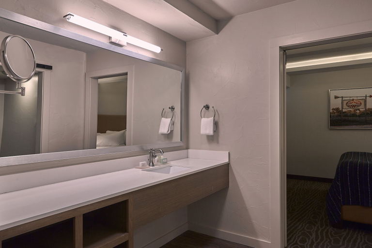 Bathroom 4, Fredericksburg Inn & Suites, Gillespie