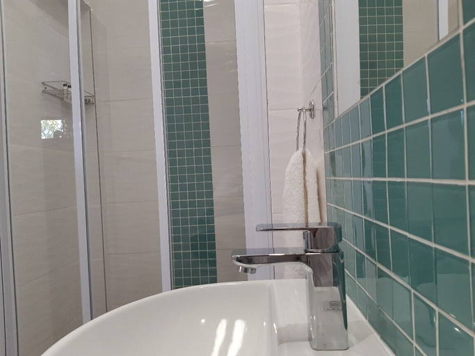 Bathroom 3, The Hillcrest Guesthouse, Buffalo City