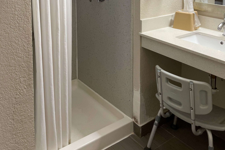 Bathroom 3, Econo Lodge Cartersville-Emerson Lake Point, Bartow