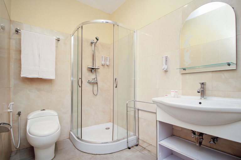 Bathroom 3, Capital O 175 K-60 Residence, Surabaya
