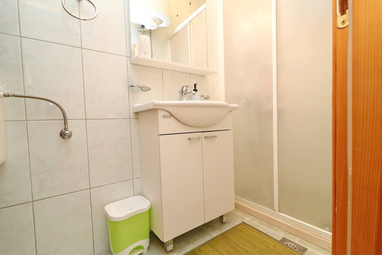 Bathroom 3, Apartments K & N, Blato