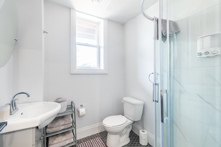 Bathroom 4, GLOBALSTAY. King Street Apartments, Hamilton