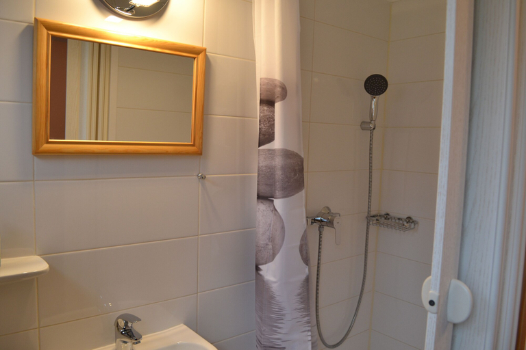 Bathroom 4, Pension Haus Rohrmoser, Hallein