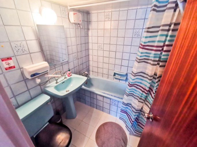 Bathroom, Flirty Flamingo Seaview Apartment, Larnaca