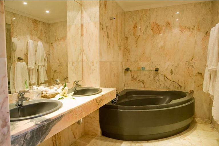 Bathroom 5, La Cueva Park, Cádiz