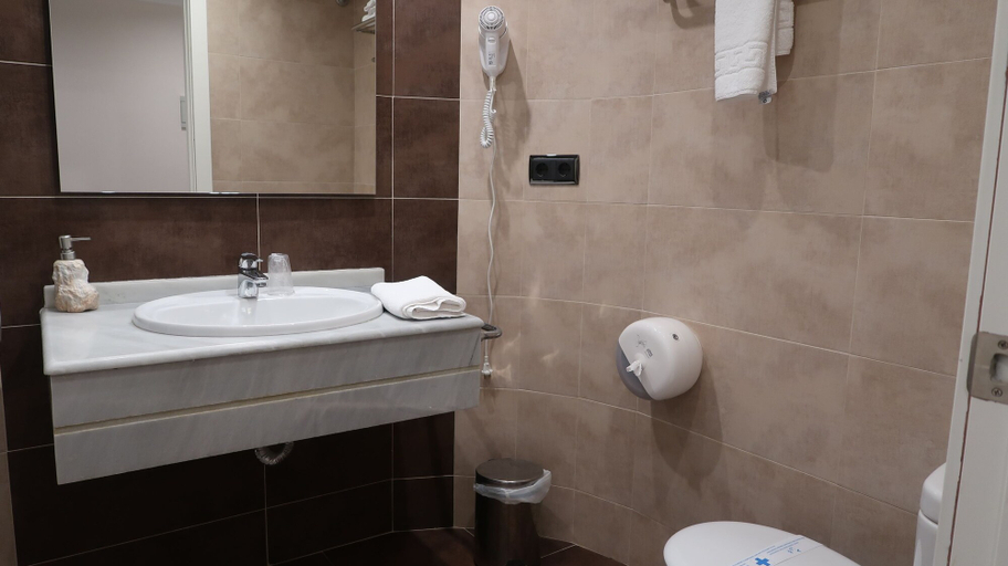 Bathroom 3, Hotel Teruel Plaza, Teruel