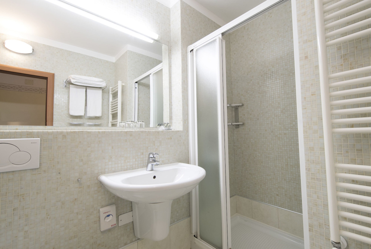 Bathroom 5, Hotel Mirta – San Simon Resort, Izola