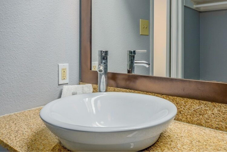 Bathroom 4, Extend a Suites & RV Park, Bernalillo