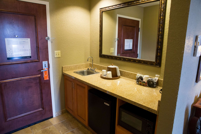 Bathroom 5, Hampton Inn & Suites Grenada, Grenada