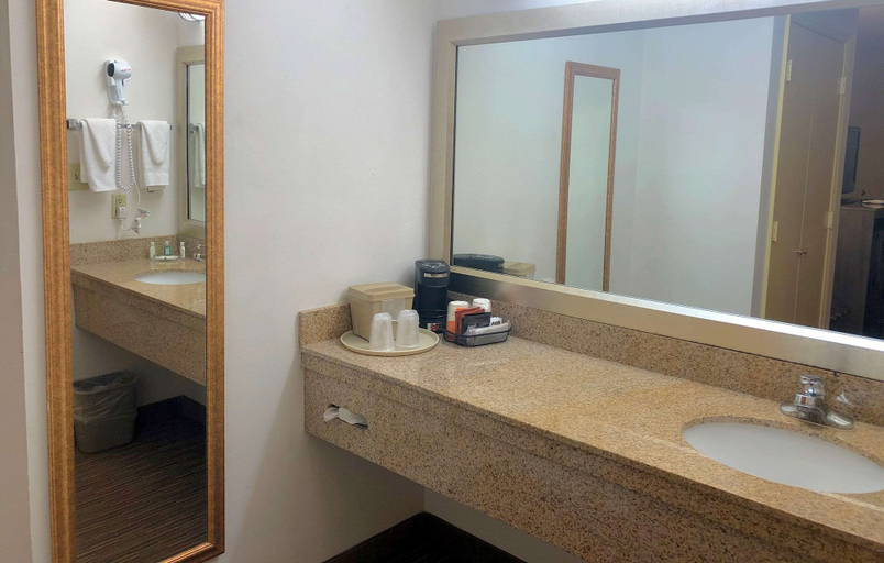 Bathroom 4, Quality Inn Bennettsville, Marlboro