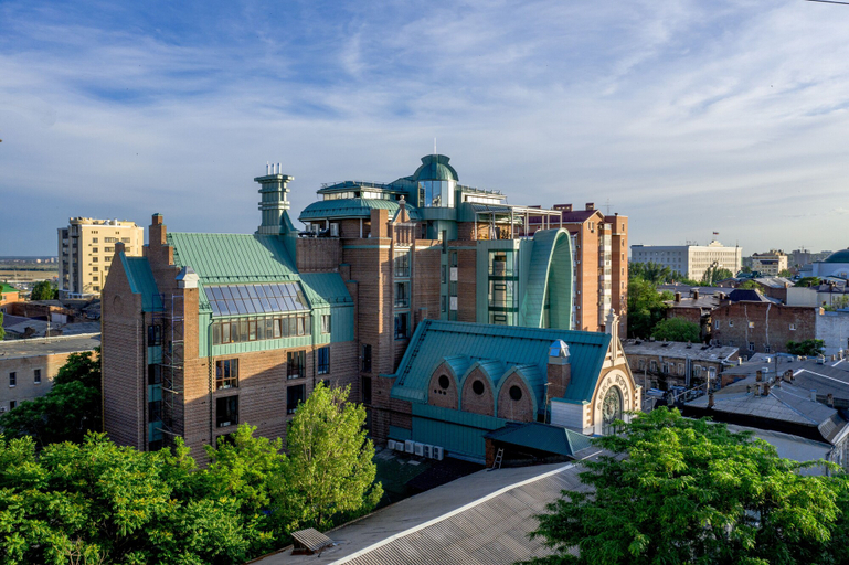 Exterior & Views