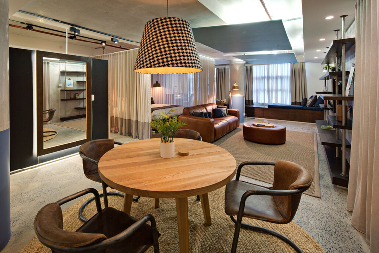 Food & Drinks 5, Zara Tower Hotel, Sydney