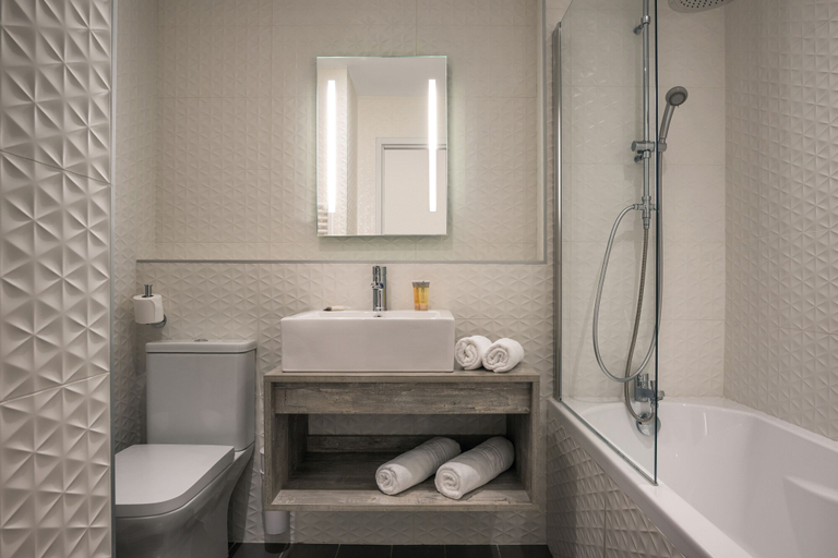 Bathroom 4, SOWELL HÔTELS Les Chevaliers, Aude