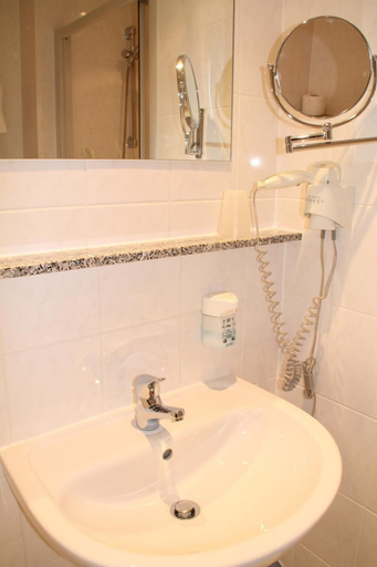 Bathroom 5, HOTEL RIESENJunior by Trip Inn, Main-Kinzig-Kreis