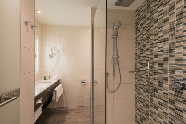Bathroom 5, Hilton Garden Inn Munich City Centre West, Germany, München