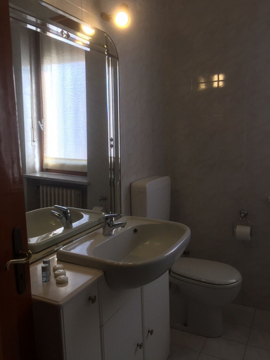 Bathroom 3, Casa Salice, Cuneo