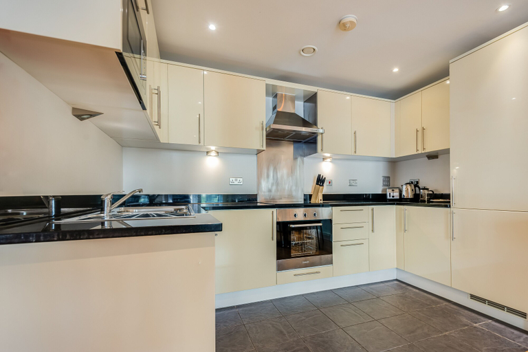 Others 4, Two Bedroom Apartment in Canary Wharf, London