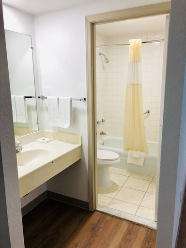 Bathroom 4, Motel 6 Falls Church, VA - Arlington Boulevard, Fairfax