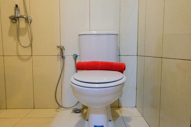 Bathroom 5, 1BR Asatti Apartment at Vanya Park BSD By Travelio, South Tangerang
