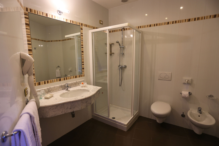Bathroom 5, Hotel Lido Blu Surf & Bike, Trento