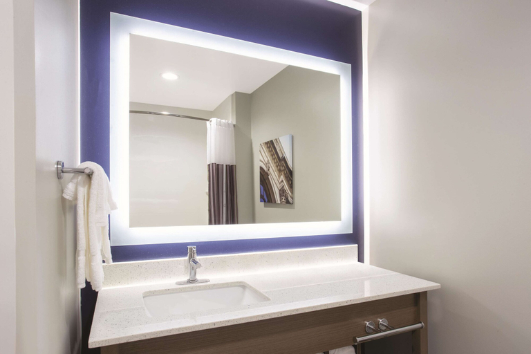 Bathroom 4, La Quinta Inn & Suites by Wyndham Buffalo Amherst, Erie