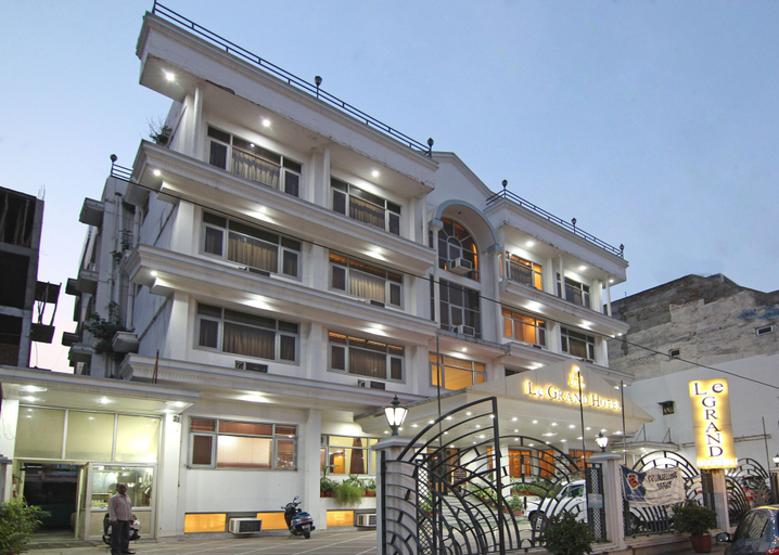 Exterior & Views