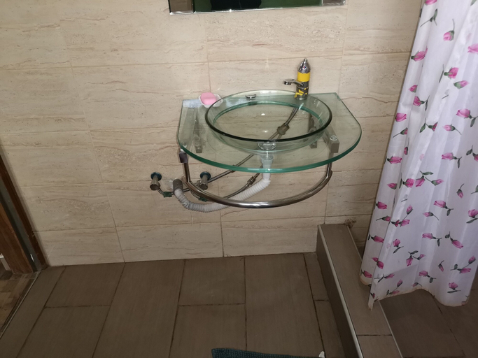 Bathroom 4, The Golden Apple Guest House, Accra