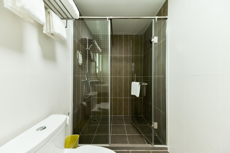 Bathroom 3, Ibis Guangzhou Pazhou International Exhibition Center Hotel, Guangzhou