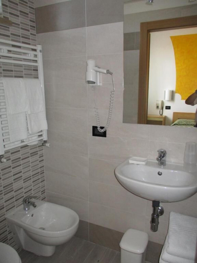 Bathroom 4, Hotel San Remo, Verona