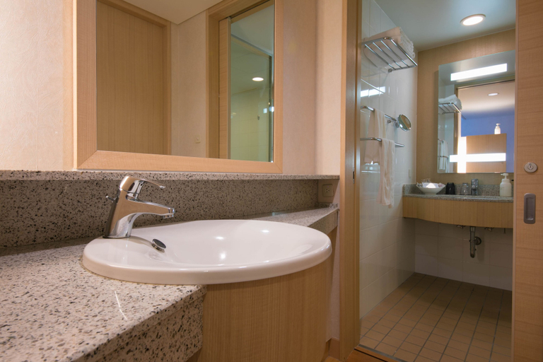 Bathroom 5, Laguna Garden Hotel, Ginowan