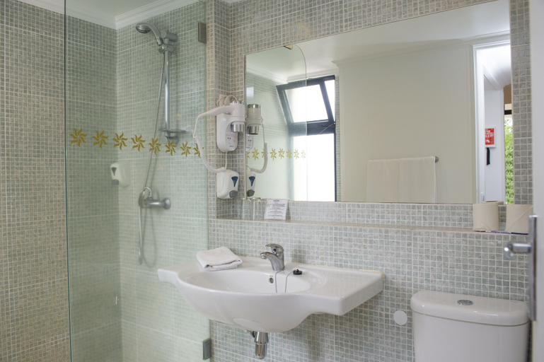 Bathroom 5, Dorisol Buganvilia Studio Hotel, Funchal