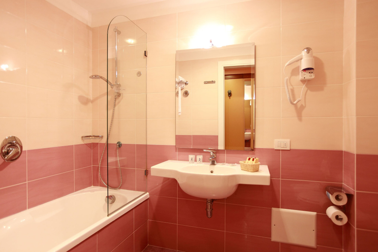 Bathroom 5, Hotel Caravel, Napoli