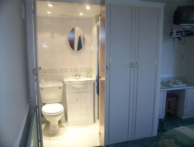 Bathroom 2, Alma Lodge Guest House, Plymouth