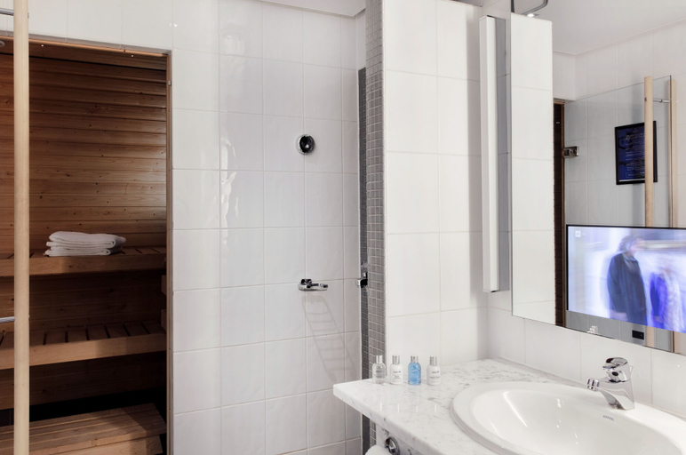 Bathroom 4, Radisson Blu Plaza Hotel, Helsinki, Uusimaa