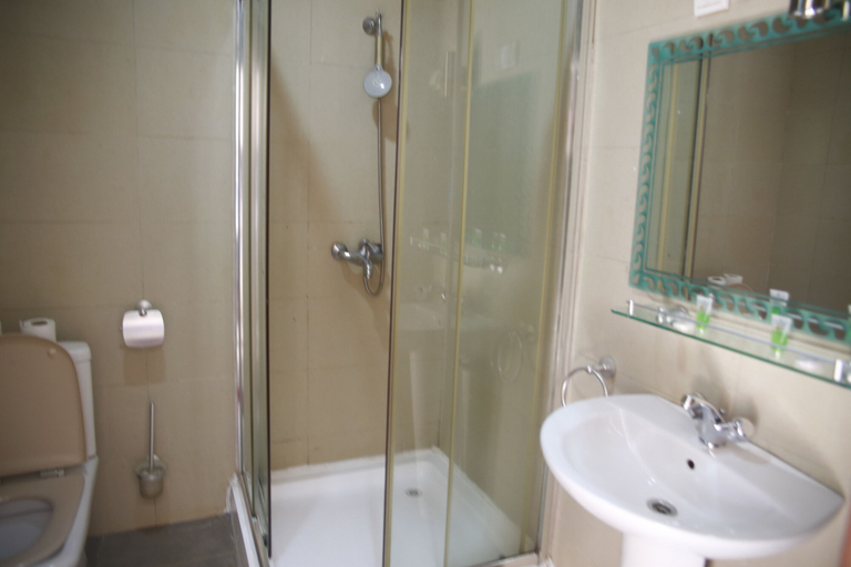 Bathroom 4, Mansea Beach Hotel and Resort, Kombo Saint Mary