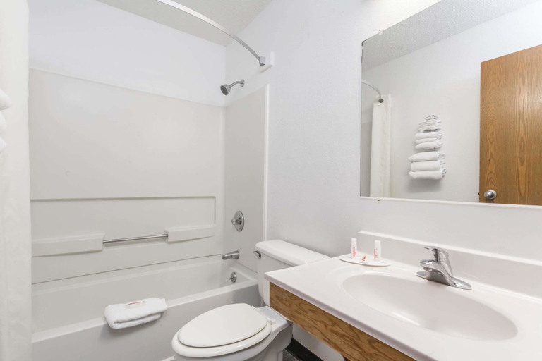 Bathroom 4, Super 8 by Wyndham Norwich, Chenango