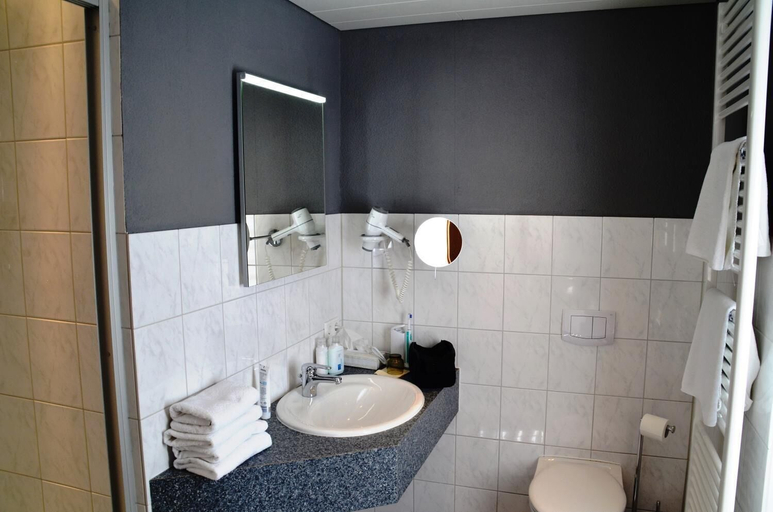 Bathroom 5, Hotel Exquisit, Minden-Lübbecke