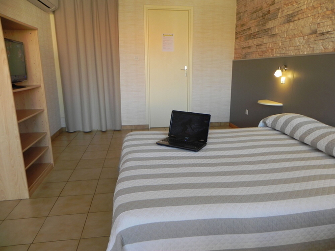 Bedroom 4, Hôtel les Pins, Gironde