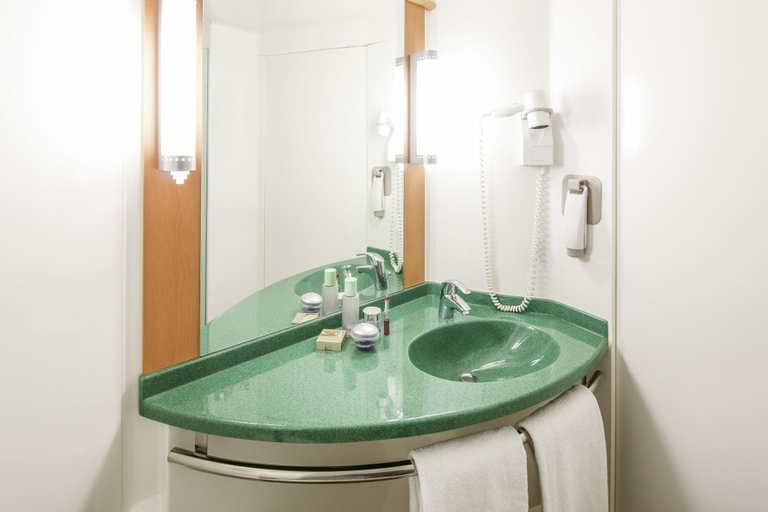 Bathroom 5, ibis Lisboa Jose Malhoa, Lisbon