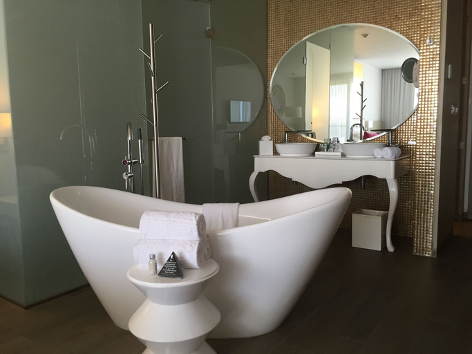 Bathroom 5, Platinum Yucatan Princess Adults Only - All Inclusive, Cozumel