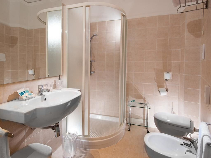 Bathroom 5, Hotel Nord Est, Rimini